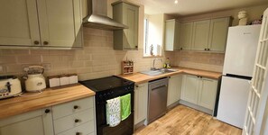 Fridge, oven, stovetop, dishwasher