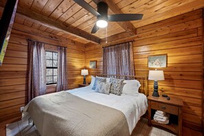 6 Schlafzimmer, Schreibtisch, Bügeleisen/Bügelbrett, Reisekinderbett