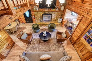 Smart-TV, Kamin, Videospiele, Tischfußball