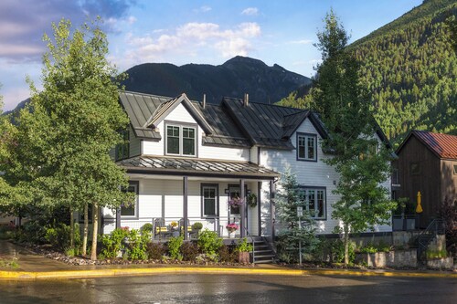 Cozy 4-BDR Home-Fireplace-Hot tub-1 Block to Gondola Ski Lift Restaurants Shops