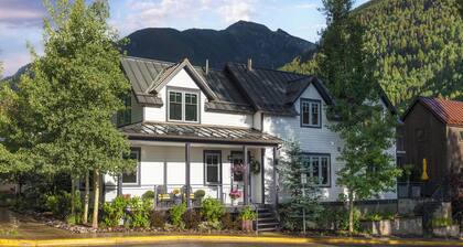 Cozy 4-BDR Home-Fireplace-Hot tub-1 Block to Gondola Ski Lift Restaurants Shops