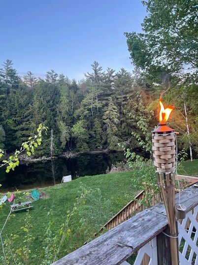 Relaxing 3-Bedroom Riverfront Cottage with Stunning Views