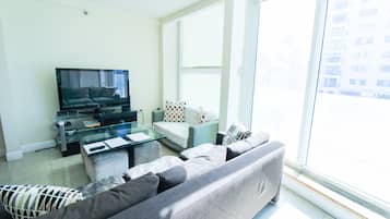 Een smart-tv en een computerscherm