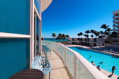 Castle L5 Oceanview Double-loft with pool, beach access, gym. tennis, free parking!