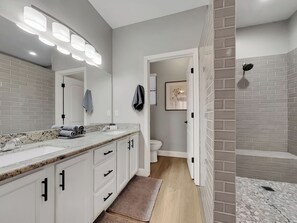 Shower, hair dryer, towels - The Bridges? How Fancy! Waterview, Garage, Pool. (Chandler)