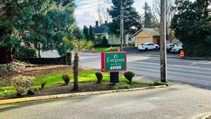A sign for Evergreen Inn & Suites with a clear "ENTER" instruction. - Evergreen Inn Portland Airport (Portland)