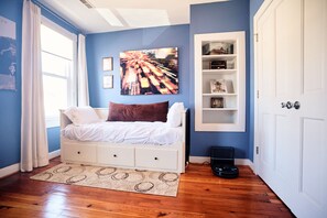 3 bedrooms, WiFi, bed sheets - 3-bedroom Townhome in Quiet Highlandtown - Walk to Parks, Bars, Restaurants  (Baltimore)