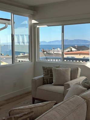 TV, offices - Manhattan Beach Modern Panoramic Sea View (Manhattan Beach)