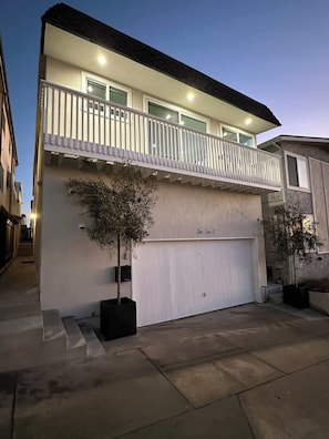 Exterior - Manhattan Beach Modern Panoramic Sea View (Manhattan Beach)