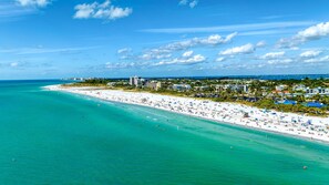 بالقرب من الشاطئ