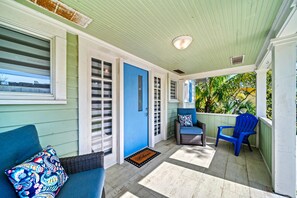 Terrace/patio - Vintage Downtown Escape, Heated Cocktail Pool, Tiki Bar & Walk to City of Sarasota (Sarasota)