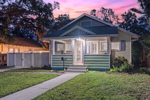 Exterior - Vintage Downtown Escape, Heated Cocktail Pool, Tiki Bar & Walk to City of Sarasota (Sarasota)