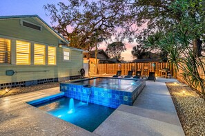 A heated pool - Vintage Downtown Escape, Heated Cocktail Pool, Tiki Bar & Walk to City of Sarasota (Sarasota)