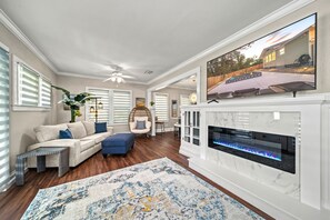 Smart TV, fireplace - Vintage Downtown Escape, Heated Cocktail Pool, Tiki Bar & Walk to City of Sarasota (Sarasota)