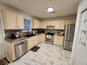 Microwave, oven, stovetop, dishwasher - Campin On Campground (Northport)