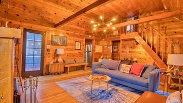 Een televisie, een open haard en boeken