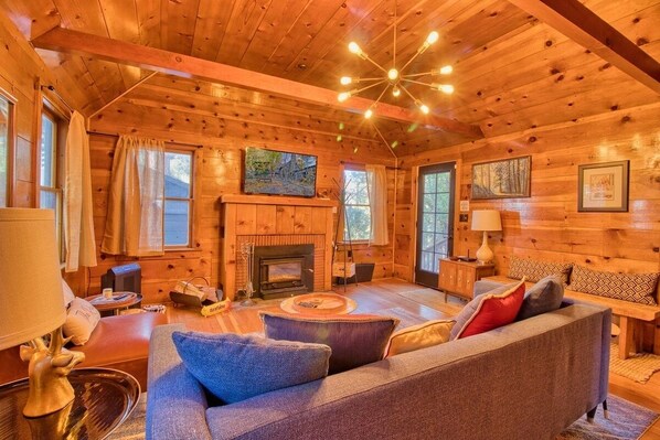 Televisio, takka, kirjoja