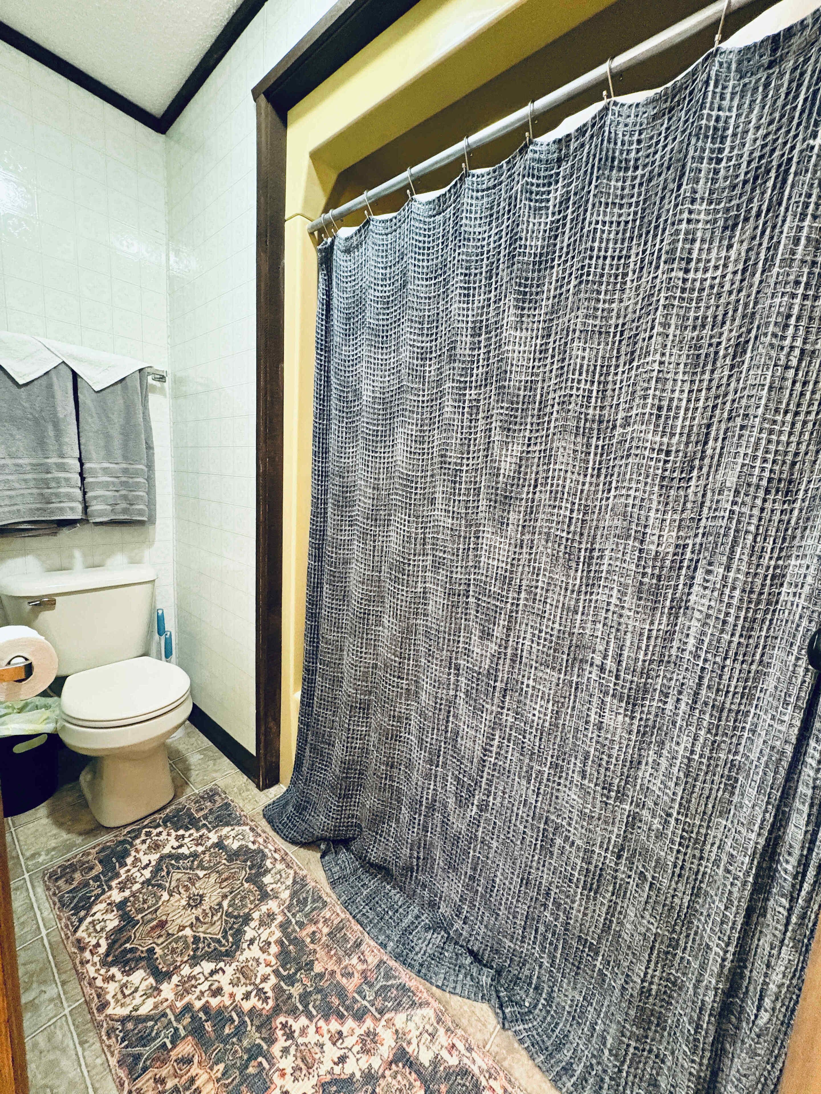 Douche, sèche-cheveux, serviettes fournies