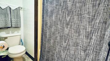 Douche, sèche-cheveux, serviettes fournies