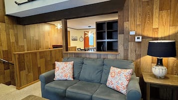 Smart TV, chimenea y oficina