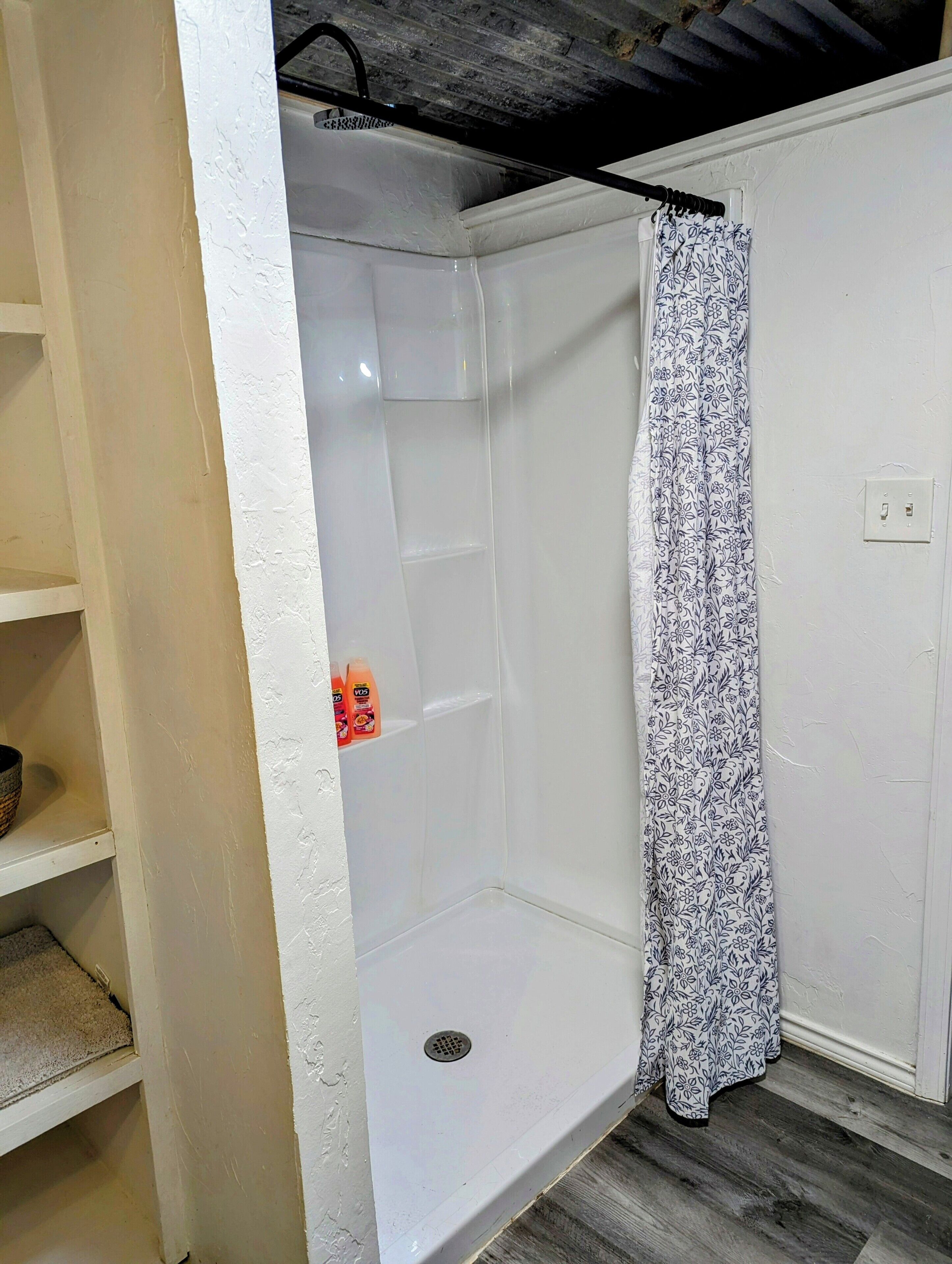 Haartrockner, Handtücher, Seife, Toilettenpapier