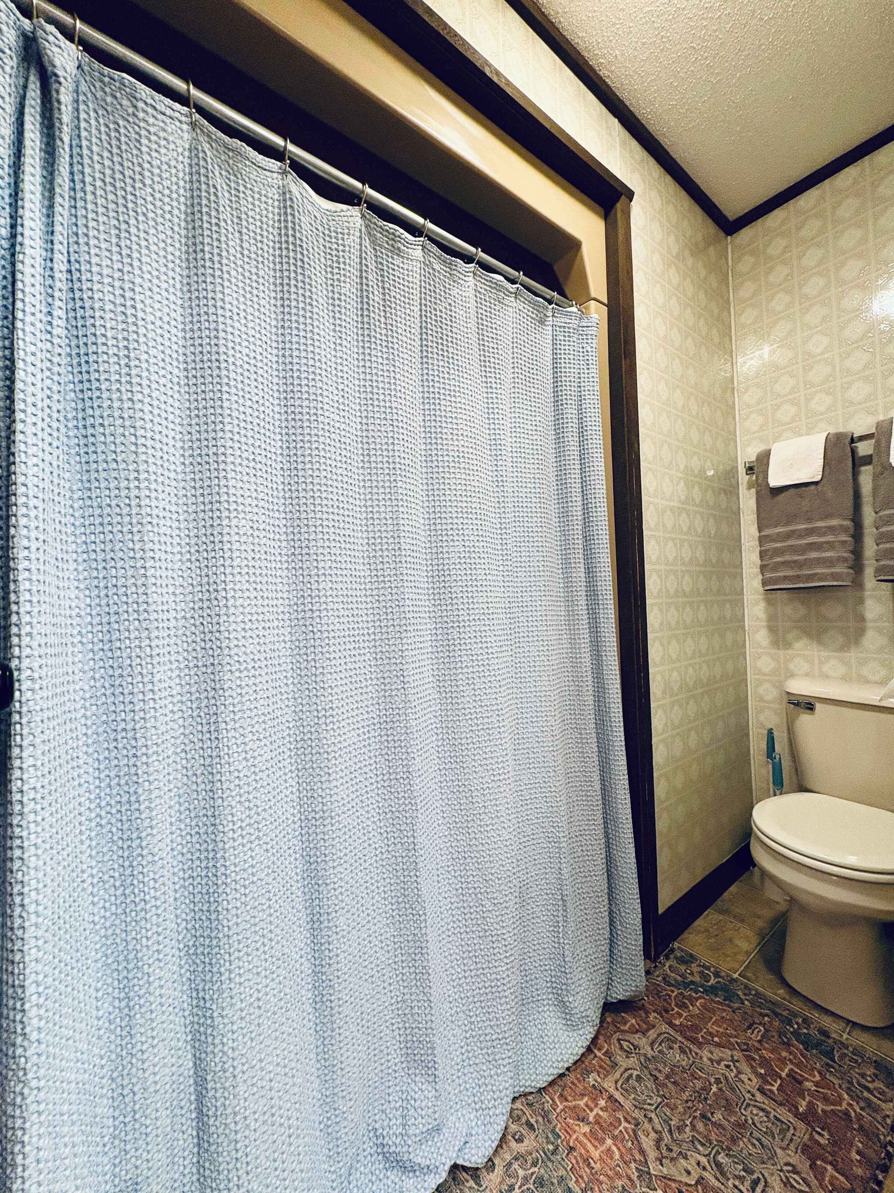 Douche, sèche-cheveux, serviettes fournies