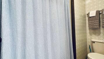 Douche, sèche-cheveux, serviettes fournies