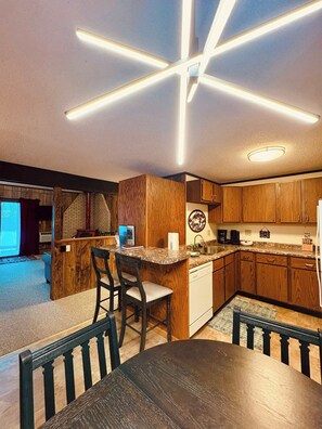 Fridge, microwave, oven, stovetop - Alpen Villa Winter Escape at Powderhorn Mountain (Bessemer)
