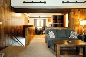 Smart TV, chimenea, videojuegos y oficina 