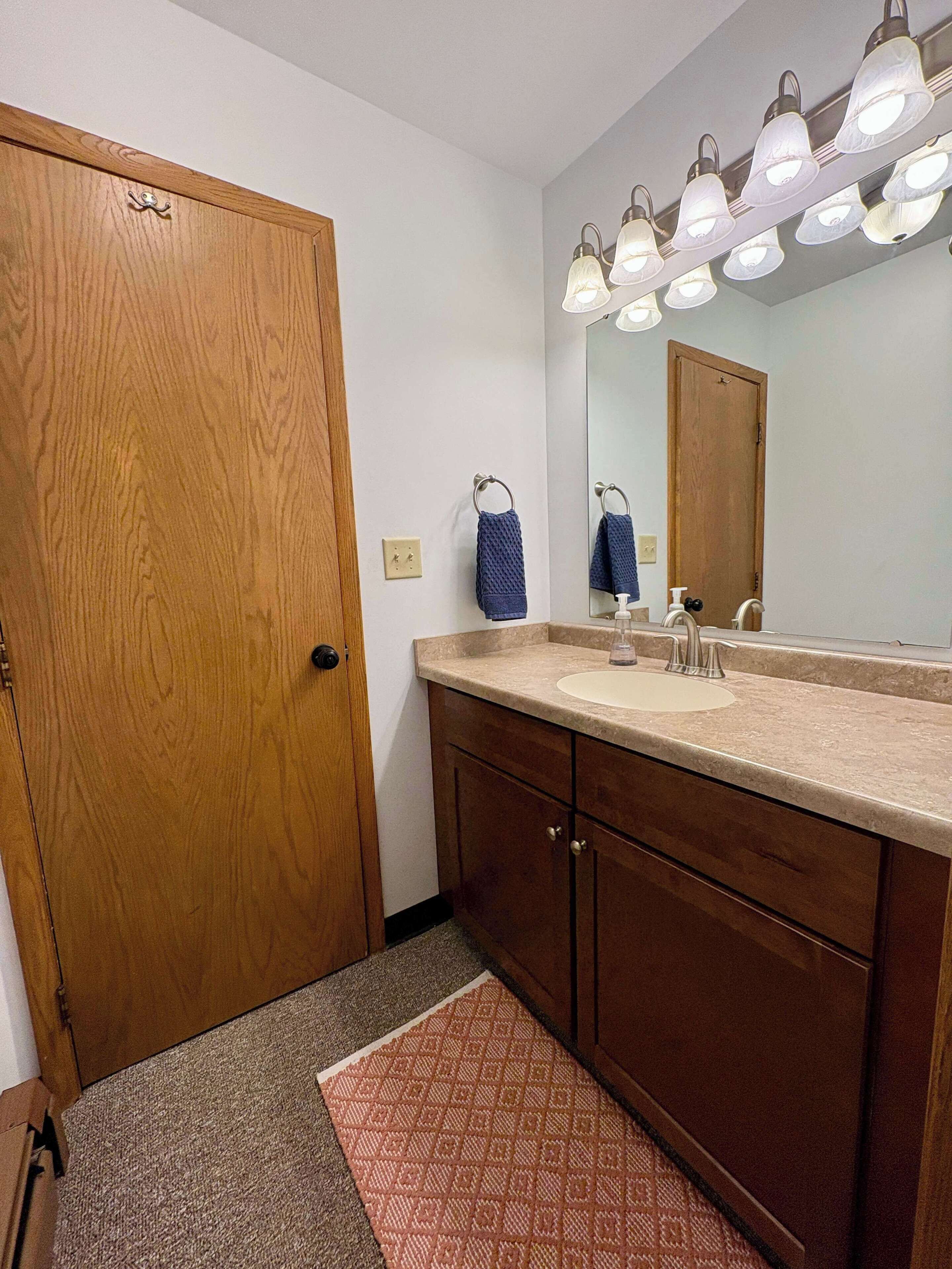 Douche, sèche-cheveux, serviettes fournies