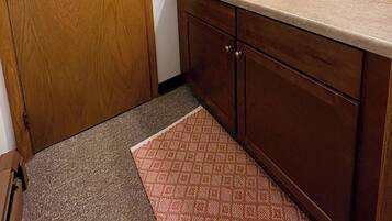 Regadera, secadora de cabello, toallas