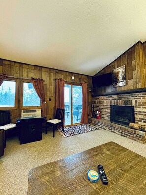 Smart TV, chimenea, videojuegos y oficina 