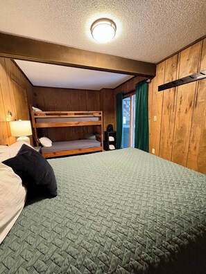 2 bedrooms, iron/ironing board, travel cot, WiFi - Trail Side Access Retreat I Alpen Villas at Powderhorn Mountain (Bessemer Township)