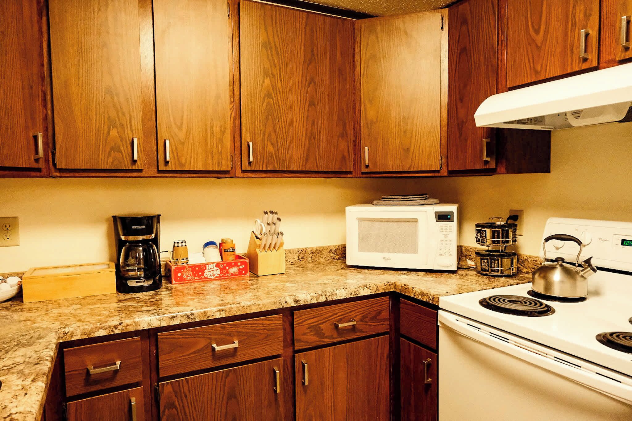 Frigorifero, microonde, forno, piano cottura