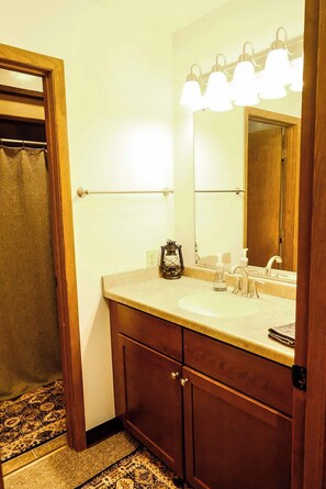 Regadera, secadora de cabello, toallas 