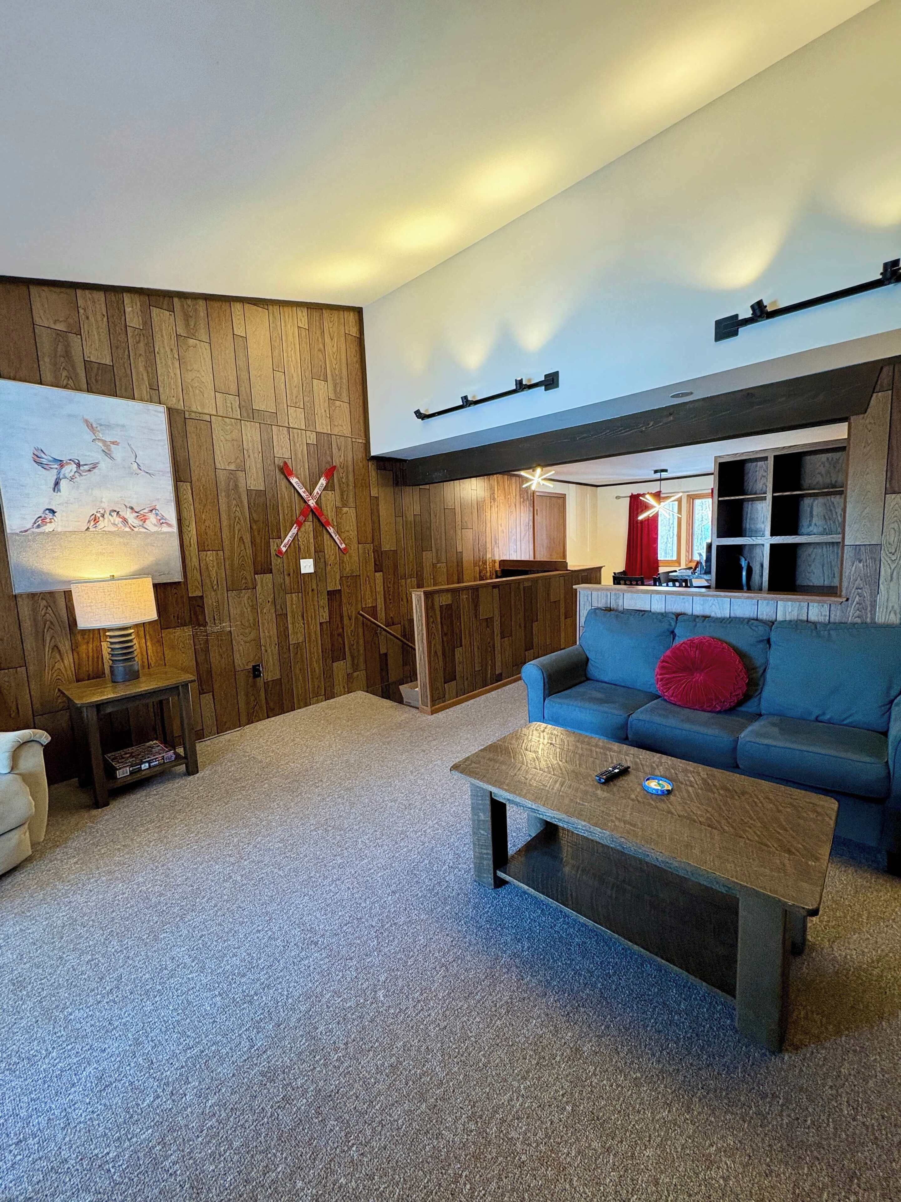 Smart-tv, een open haard, videospelletjes en een kantoor