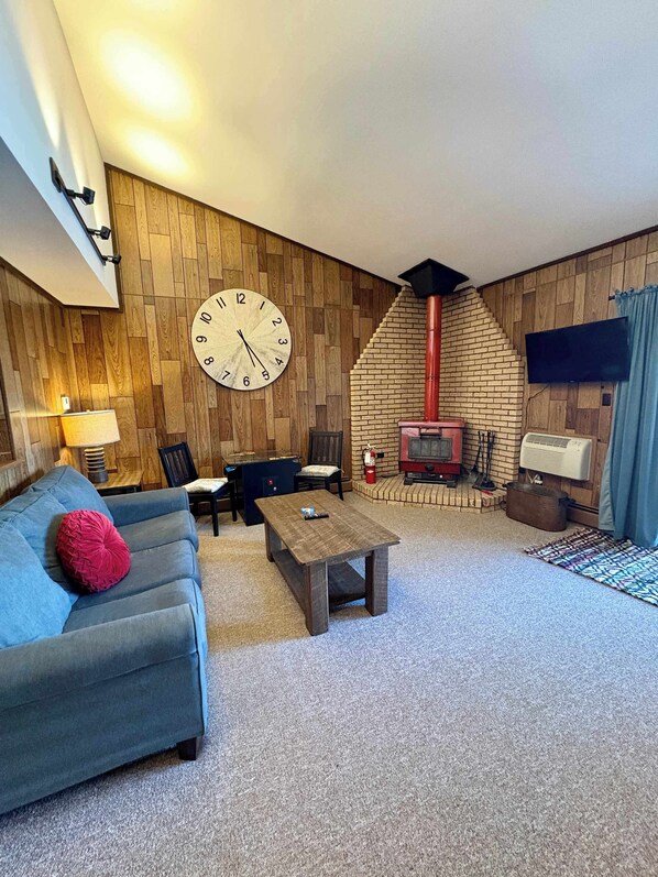 Smart-TV, Kamin, Videospiele, Arbeitsbereiche
