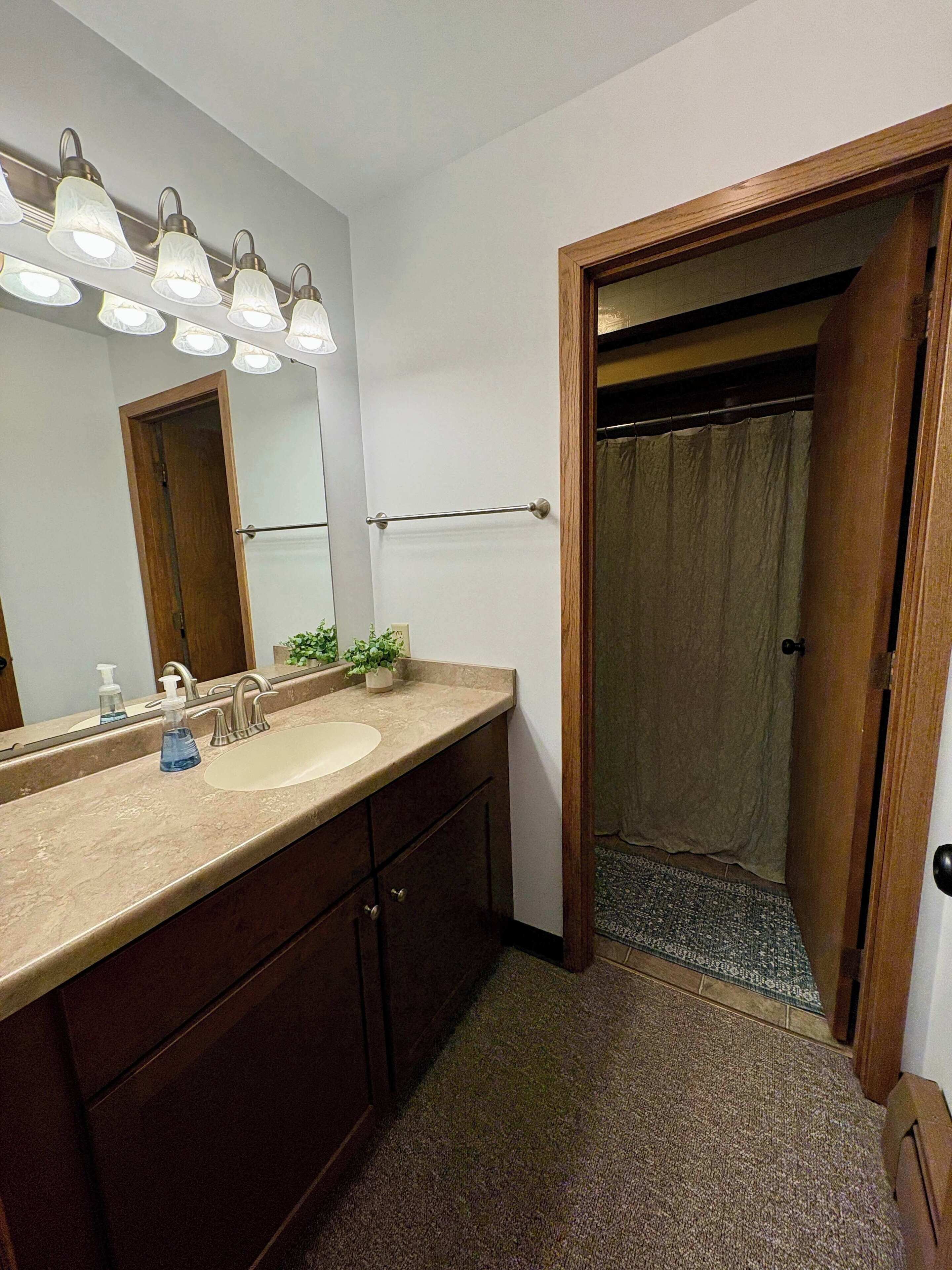 Douche, sèche-cheveux, serviettes fournies