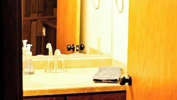 Ducha, secador de pelo, toallas, shampoo