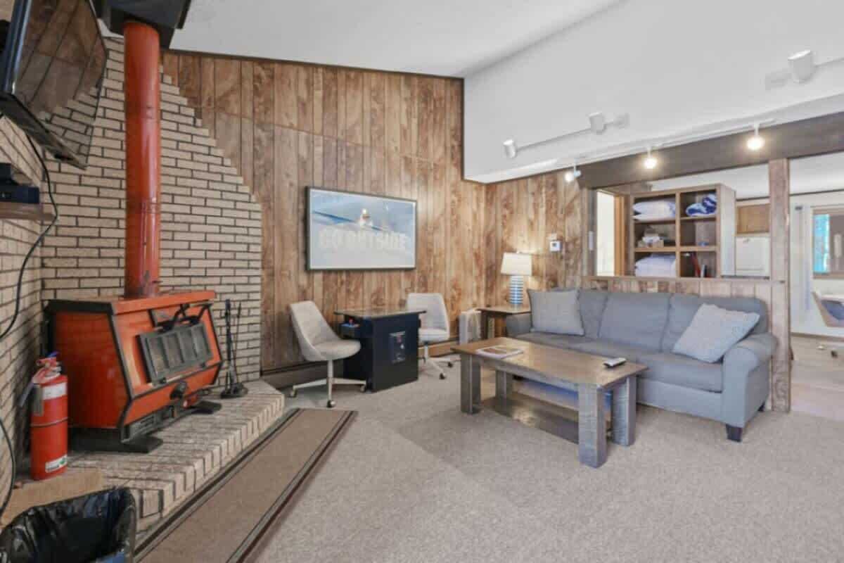 Älytelevisio, takka, videopelejä, työhuone