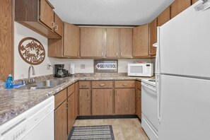 Fridge, microwave, oven, stovetop - Slope Side Winter Villa I Alpen Villas at Powderhorn Mountain (Bessemer Township)