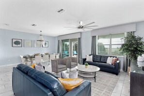 TV connectée, cheminée, jeux vidéo, lecteur de DVD