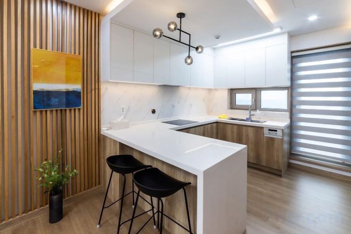 Private kitchen | Fridge, microwave, stovetop, cookware/dishes/utensils