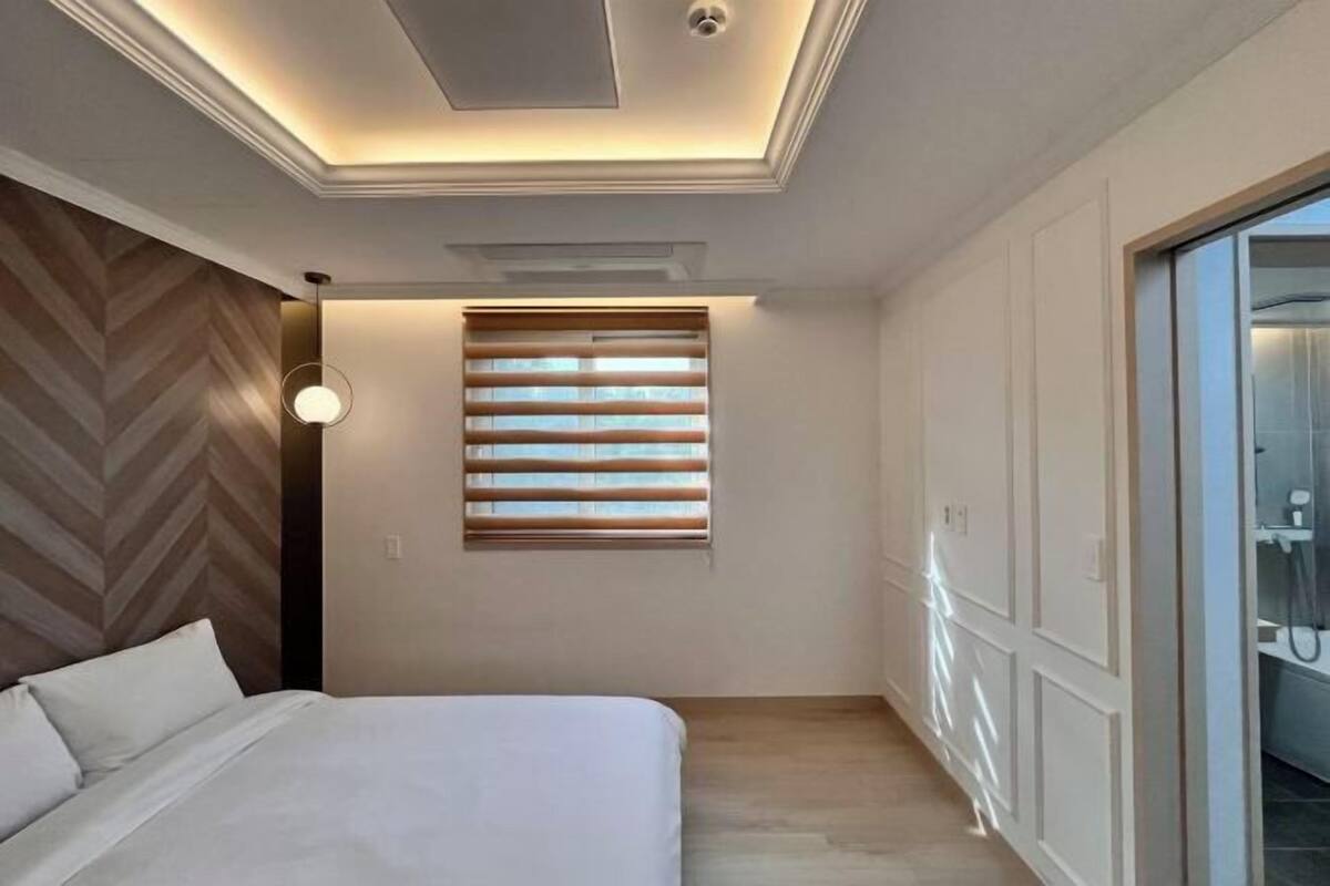 Individually decorated, soundproofing, free WiFi, bed sheets