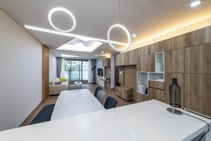 I Dong 101 Ho (40 Ping) | Living area | 50-inch flat-screen TV with cable channels, heated floors - Hermen House in Jeju (Seogwipo)