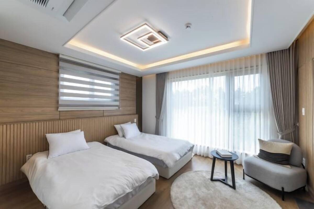 Soundproofing, WiFi (free), individually decorated, bed sheets
