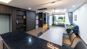 豪華四人房, 花園景觀 | 起居區 | 50-吋平面電視、有線頻道、地暖系統