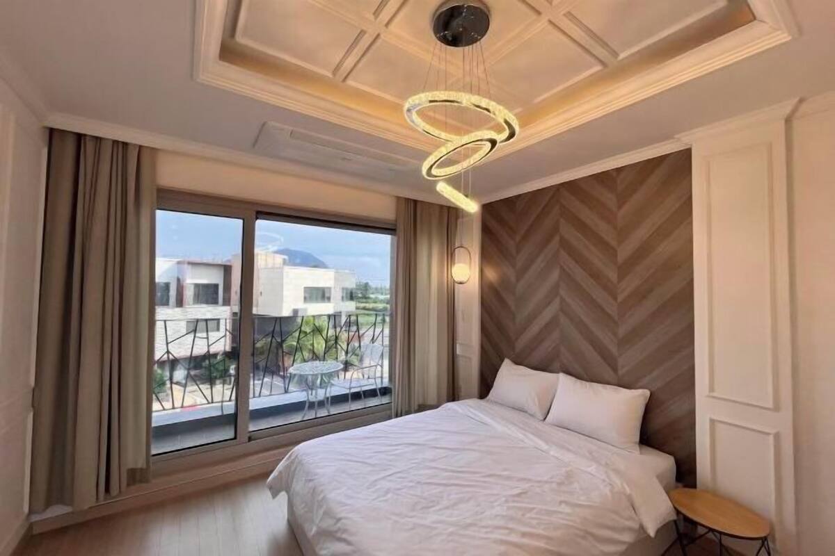 Individually decorated, soundproofing, free WiFi, bed sheets