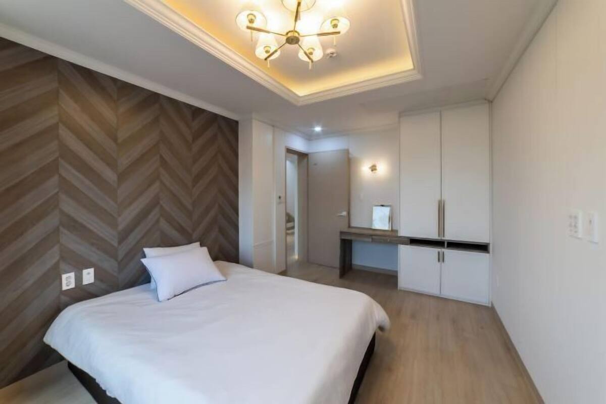 Individually decorated, soundproofing, free WiFi, bed sheets