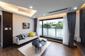 D Dong 101 Ho (60 Ping) | Living area | 50-inch flat-screen TV with cable channels, heated floors - Hermen House in Jeju (Seogwipo)